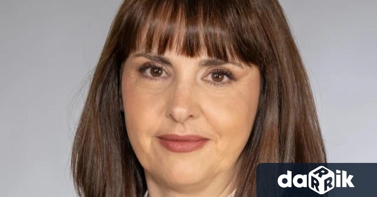 Наталия Ефремова е юрист завършила е Право в Софийския университет
