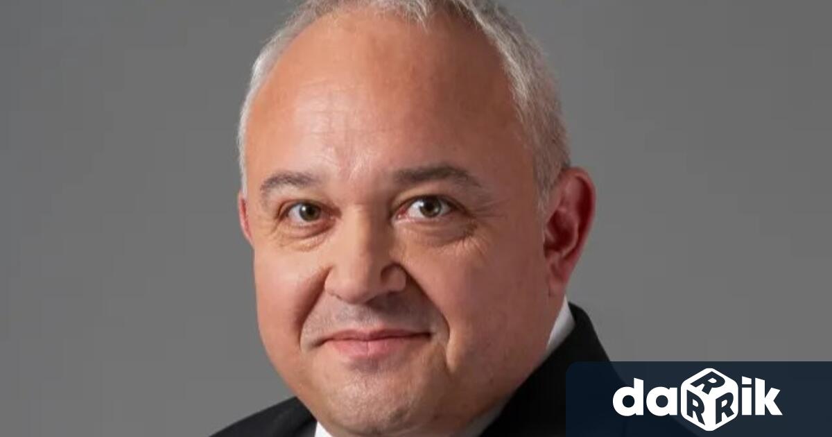 Иван Демерджиев е на 50 години юрист с богат опит