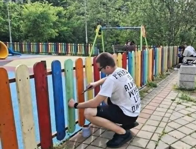 Ученици почистиха и освежиха детски площадки в Плевен