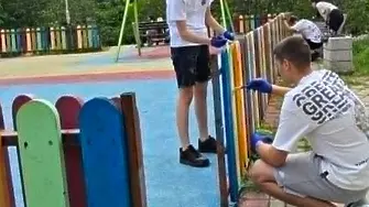 Ученици почистиха и освежиха детски площадки в Плевен