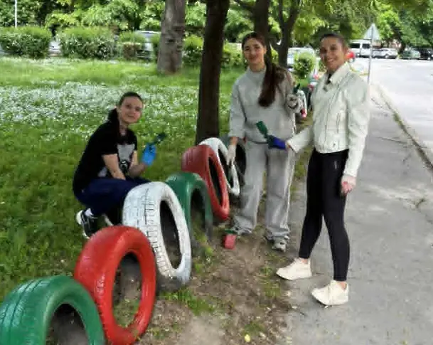 Ученици почистиха и освежиха детски площадки в Плевен