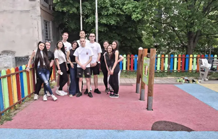 Ученици почистиха и освежиха детски площадки в Плевен