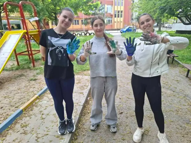 Ученици почистиха и освежиха детски площадки в Плевен