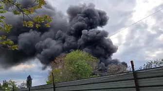 Избухна пожар в склад в София