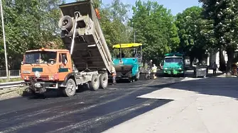 Днес и утре: Полагат новия асфалт по ул. „Вардар“, започва ремонт и на кръстовището на булевардите „Хр. Ботев“ и „Георги Кочев“