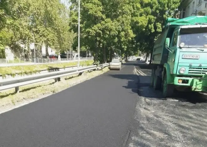  Днес и на следващия ден: Полагат новия асфалт по ул. „ Вардар “, стартира ремонт и на кръстовището на булевардите „ Хр. Ботев “ и „ Георги Кочев “ 