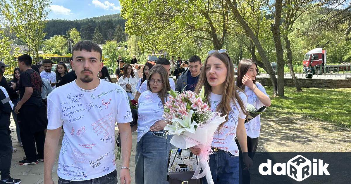 С много емоции усмивки и надежди за бъдещето Средно училище