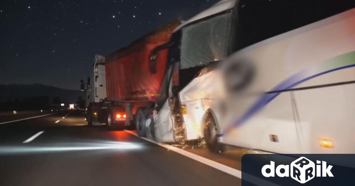 23 годишната жена която пострада при тежката катастрофа между автобус и
