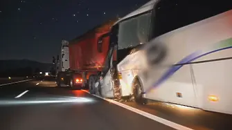 Изписаха от „Пирогов” пострадалата при катастрофата на „Хемус” млада жена 
