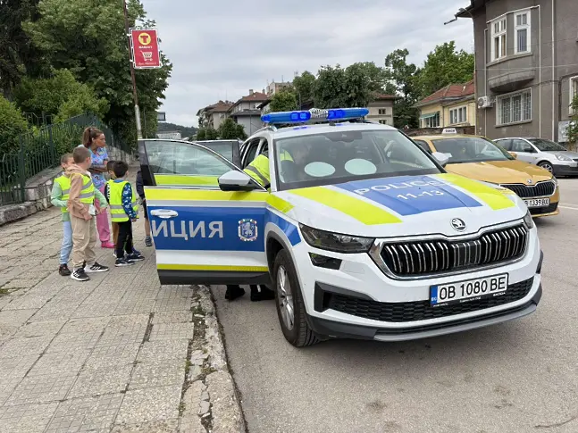 Червенокръстци  от Ловеч в партньорство с екип от сектор „Пътна полиция“ към ОД на МВР -Ловеч с урок по първа помощ и пътна безопасност в детска градина „Зора“