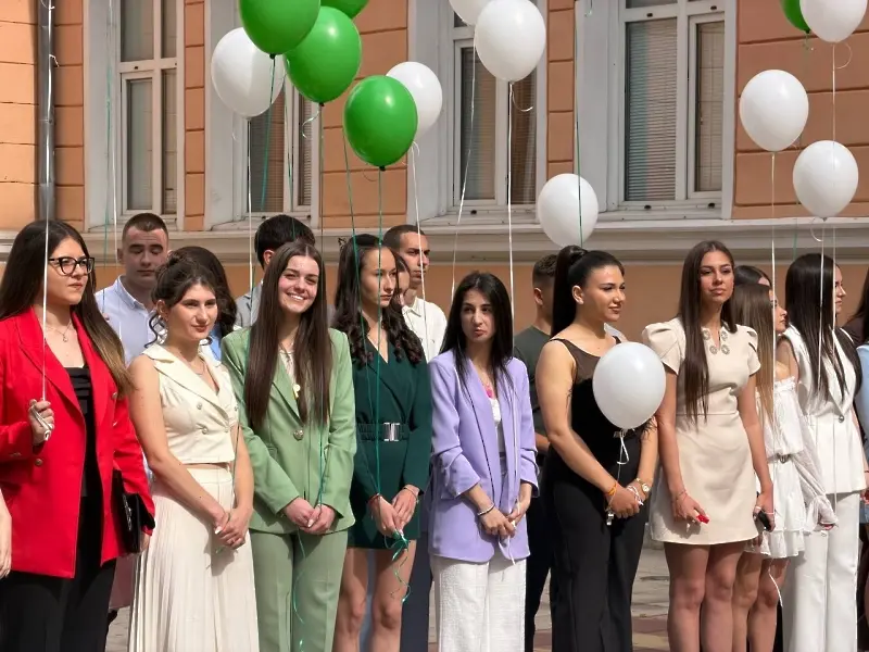Удари последният учебен звънец за абитуриентите от СУ "Христо Ботев" Враца