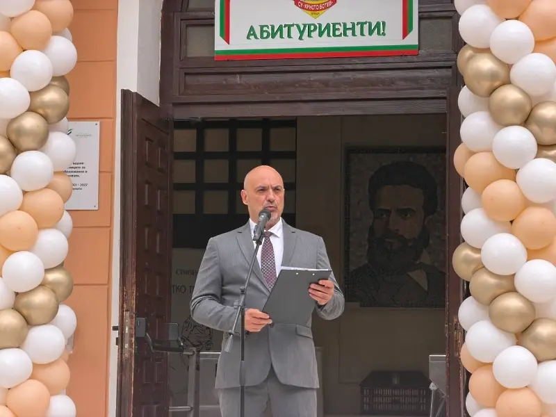 Удари последният учебен звънец за абитуриентите от СУ "Христо Ботев" Враца
