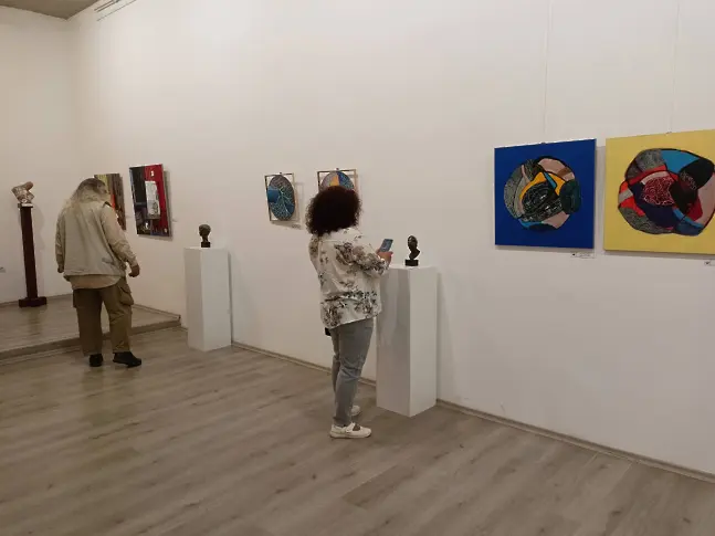 Дружеството на плевенските художници представя близо 100 творби в традиционния Пролетен салон/СНИМКИ/