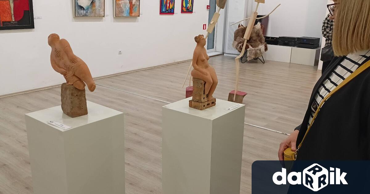 С близо 100 произведения се представят членове на Дружеството на