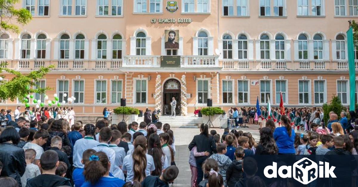 За първа година всеки абитуриент в града получи лично послание