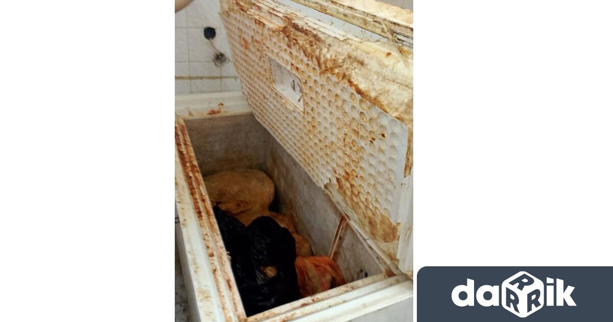 Инспектори от Областната дирекция ОД по безопасност на храните в Пазарджик