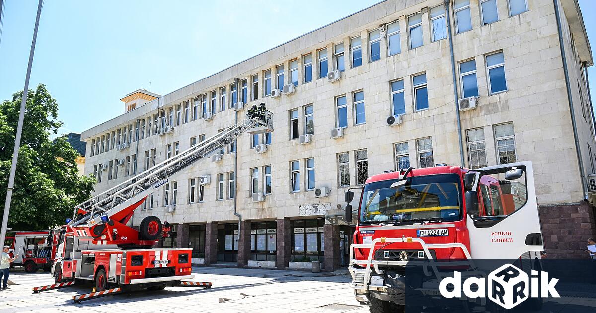 Симулация на възникнал пожар с учебна и тренировъчна цел се