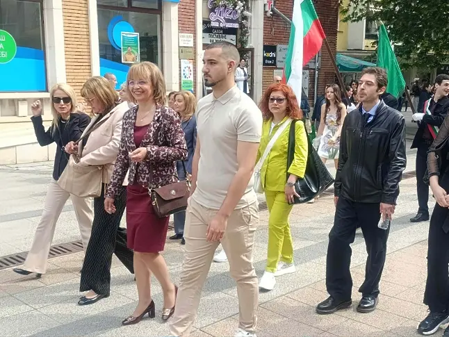 Езиковата  гимназия „Йоан Екзарх“ във Враца изпрати абитуриентите си с красиво шествие