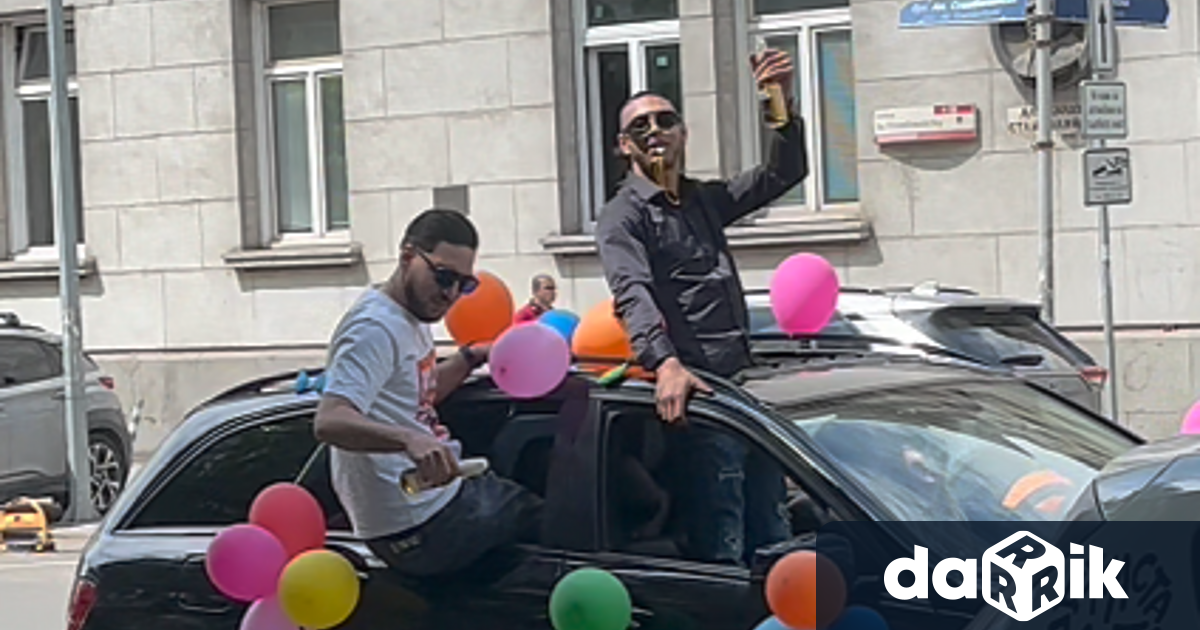 Балони бири свирки и младежи подаващи се през прозорците на