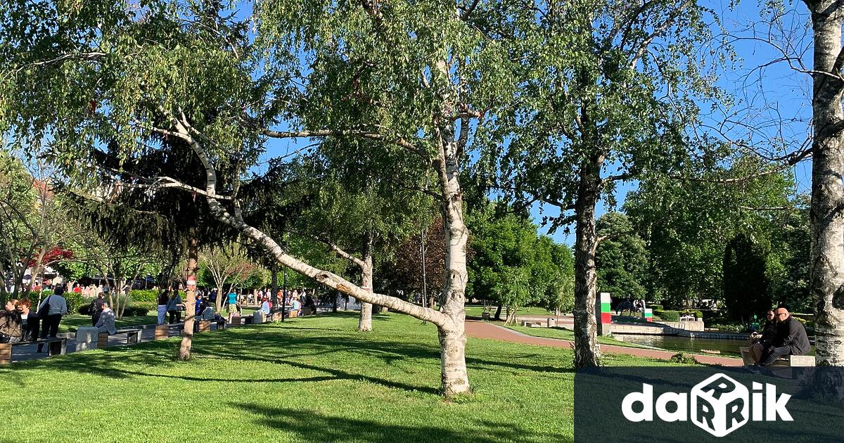 В петък ще преобладава слънчево време с купеста и мощна