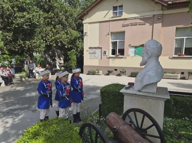 Начално училище „Христо Ботев“ в Плевен отбеляза своя патронен празник