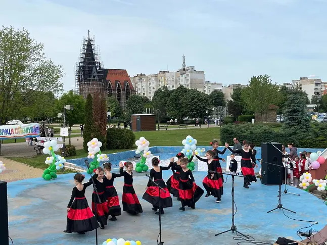 Усмивки, музика и детски смях  на три естради във Враца