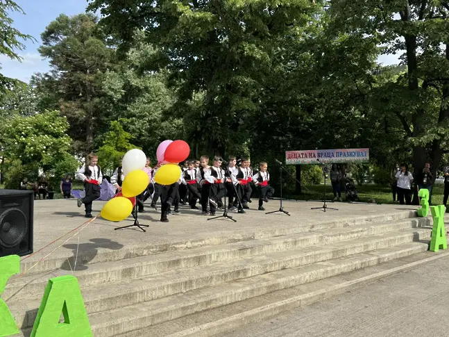 Усмивки, музика и детски смях  на три естради във Враца
