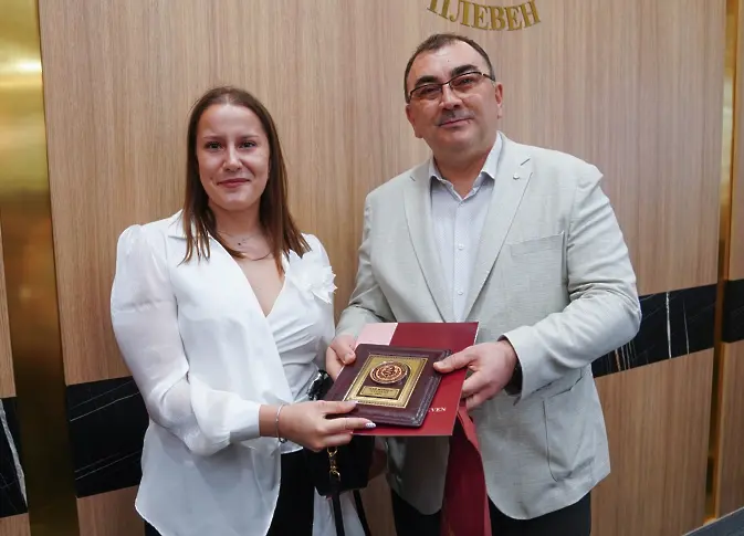 По повод 24-ти май, ректорът на МУ-Плевен проф. Добромир Димитров отличи най-изявените студенти за 2026 г.