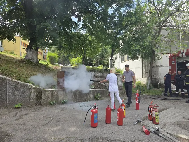Практическо занятие по противопожарна безопасност и първа помощ се проведе в УМБАЛ „Д-р Георги Странски“ – Плевен