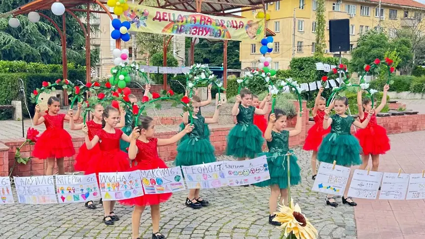 Усмивки, музика и детски смях  на три естради във Враца