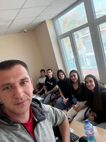  Ученици от компетентност „ Икономическа информатика “ на ДФСГ „ Интелект “ с сполучлива процедура в бизнеса 