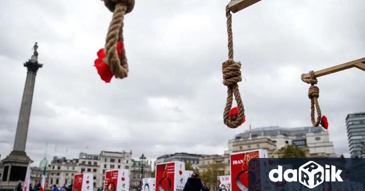 Властите в Ислямската република екзекутираха чрез обесване двама души обвинени