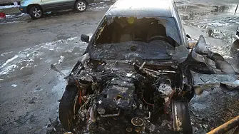 Пет автомобила и един валяк бяха запалени в Белослав