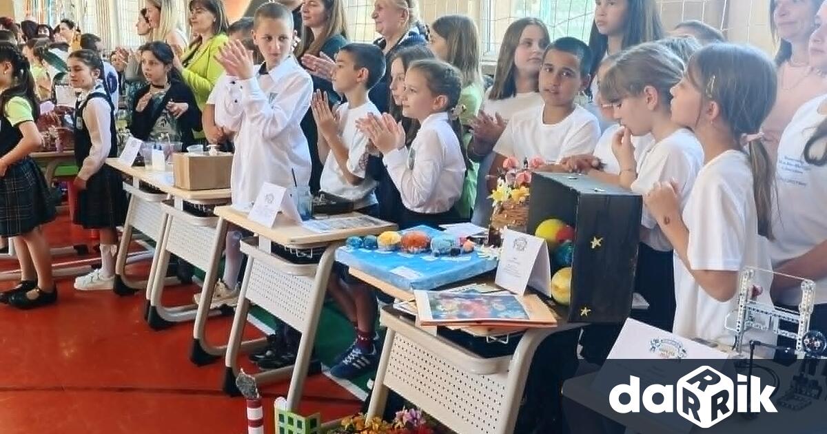 Ученици от различни плевенски училища и от различни възрастови групи