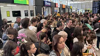 Летището в София кипи в „Бангаранга“: Стотици българи се събраха да посрещнат DARA
