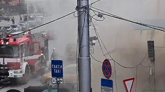 Огнеборци гасят пожар в NON STOP в центъра на Плевен