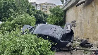 Гонка с полицията: Трима мигранти в катастрофирал автомобил, шофьорът избяга