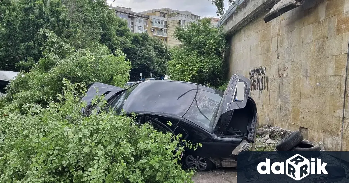 Трима мигранти бяха открити в катастрофирал автомобил след полицейско преследване