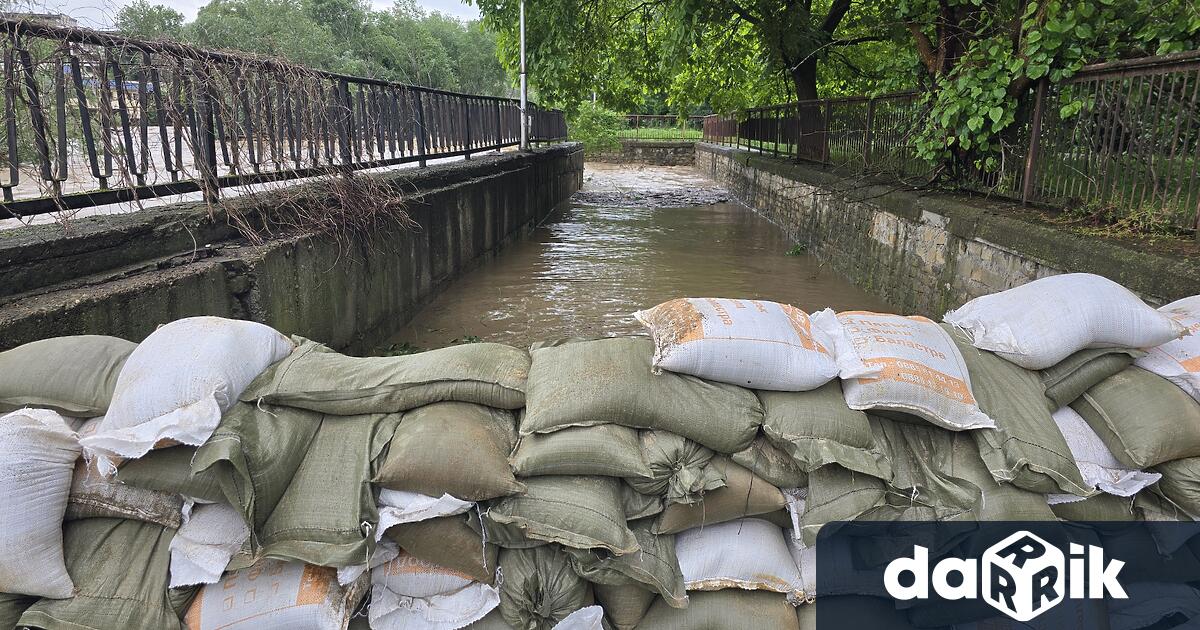 Обстановката в област Ловеч остава усложнена след падналите проливни валежи