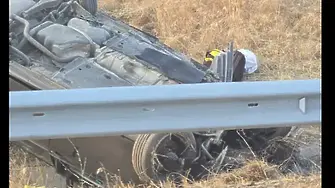 Новородено и още четирима души пострадаха след като колата им се преобърна