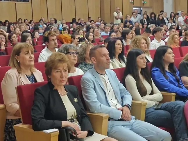  За 24 май в Плевен: Отличиха университети, шефове, учители и възпитаници за триумфите им/СНИМКИ/ 