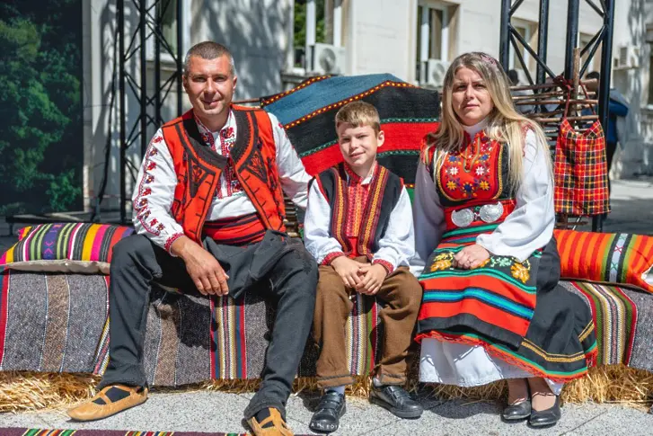 Любов и фолклор събират две двойки на „Леденика“