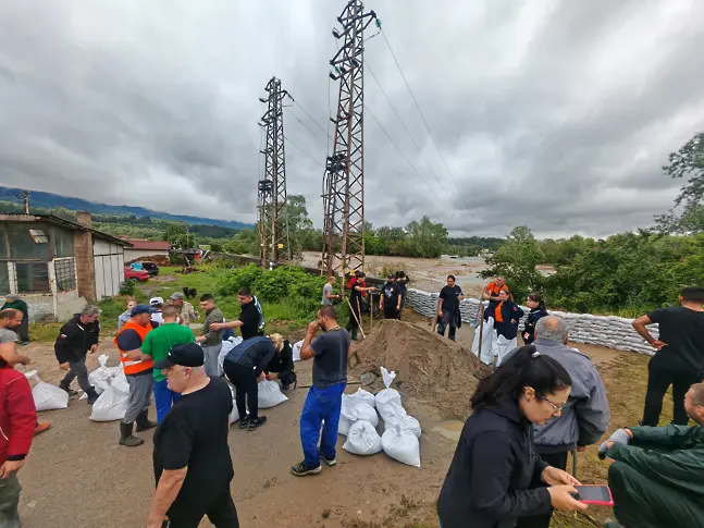 Започна изграждането на защитна дига край река Росица в Севлиево