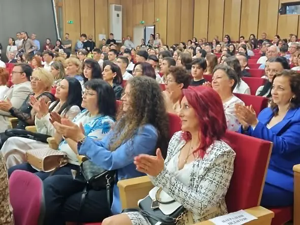  За 24 май в Плевен: Отличиха университети, шефове, учители и възпитаници за триумфите им/СНИМКИ/ 