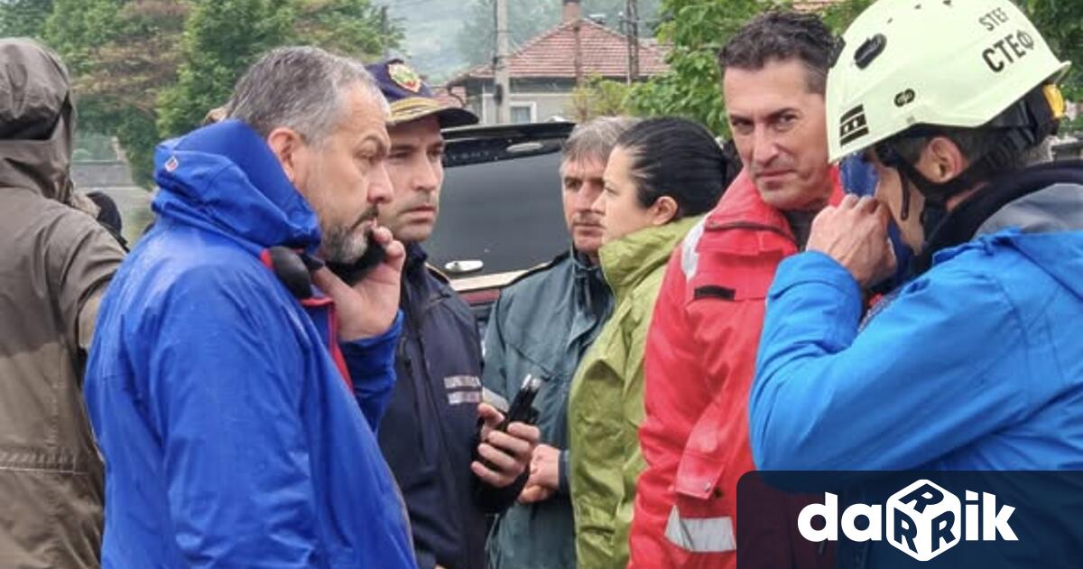 Десетки севлиевци се притекоха на помощ на служителите от общинската