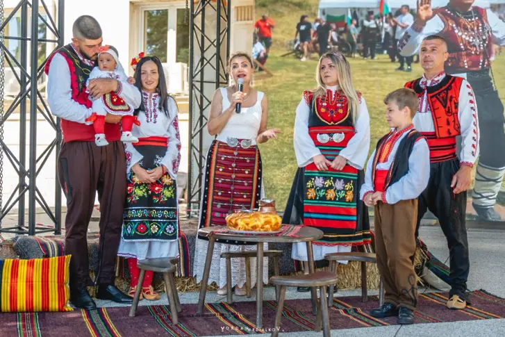 Любов и фолклор събират две двойки на „Леденика“