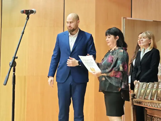  За 24 май в Плевен: Отличиха университети, шефове, учители и възпитаници за триумфите им/СНИМКИ/ 