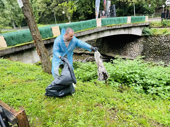 Доброволци се включиха в почистването на река Лева