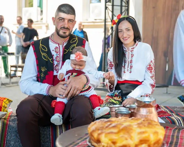 Любов и фолклор събират две двойки на „Леденика“
