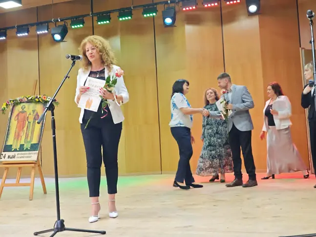  За 24 май в Плевен: Отличиха университети, шефове, учители и възпитаници за триумфите им/СНИМКИ/ 